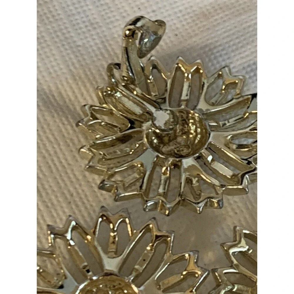 Vintage Sarah Coventry Country Daisy Gold Toned Brooch & 3 Earrings set Signed